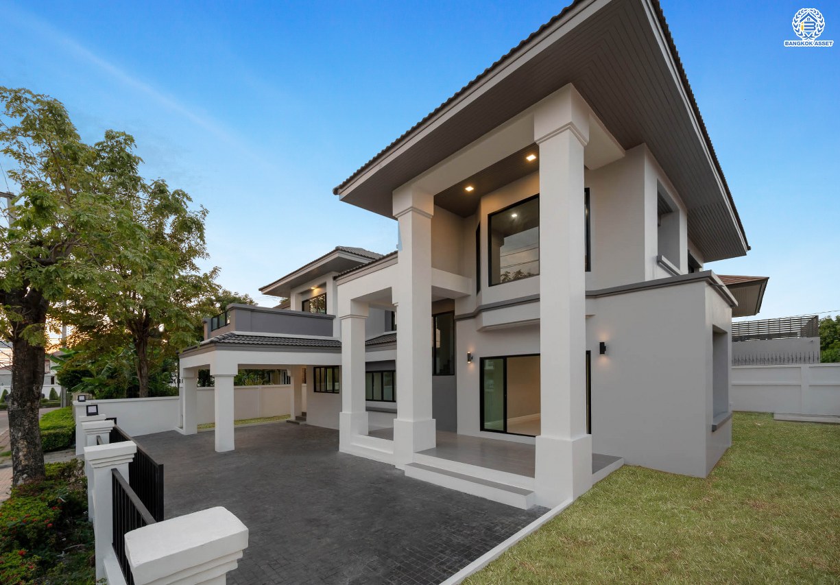 บ้านมือสองตกแต่งใหม่ โครงการ พฤกษ์ภิรมย์รีเจนท์ ปิ่นเกล้า บนสังคมคุณภาพจากแบรนด์ Q.House หลังใหญ่กว่า 113.4 ตร.ว. ดีไซน์ทันสมัยฟังก์ชัน 5 ห้องนอน (ห้องนอนชั้นล่าง 1 ห้อง) 5 ห้องน้ำ 1 ห้องแม่บ้าน จอดรถได้ 3 คัน บนที่สุดแห่งทำเลศักยภาพ หน้าโครงการติดถ.กาญจนาภิเษก เชื่อมต่อทุกการเดินทาง ใกล้จุดขึ้นทางด่วน "ศรีรัช" และรถไฟฟ้าสายสีม่วง "สถานีตลาดบางใหญ่"